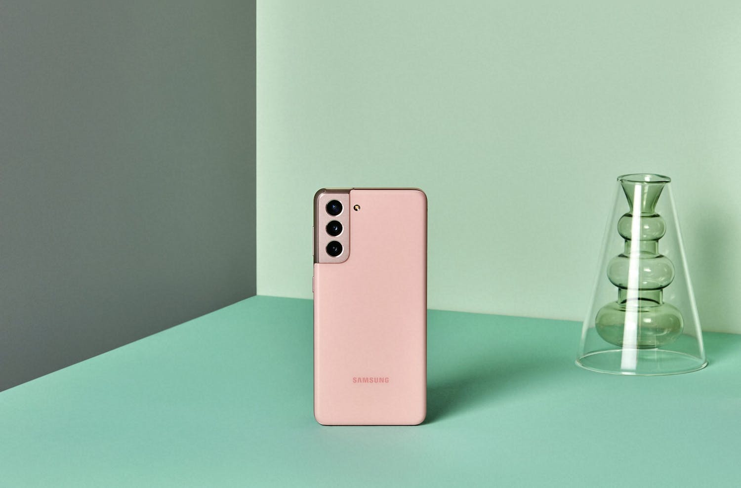 Samsung Galaxy S21. Samsungin Galaxy-sarjan lippulaivamallissa, Galaxy S21 -puhelimessa, on takana kolmilinssinen kameramoduuli.